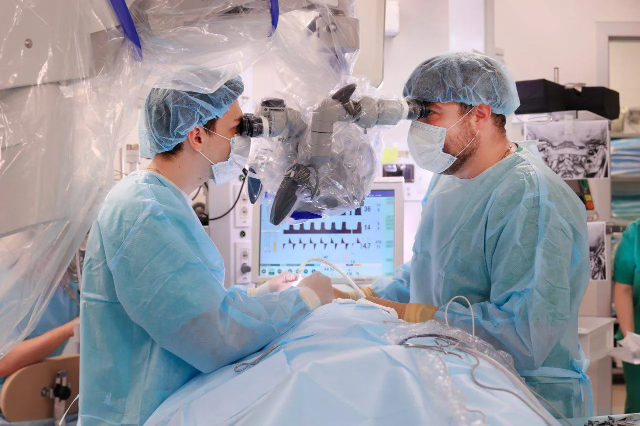 Мешал четыре года: Столичные хирурги избавили пациентку от дёргающегося нерва на лице
