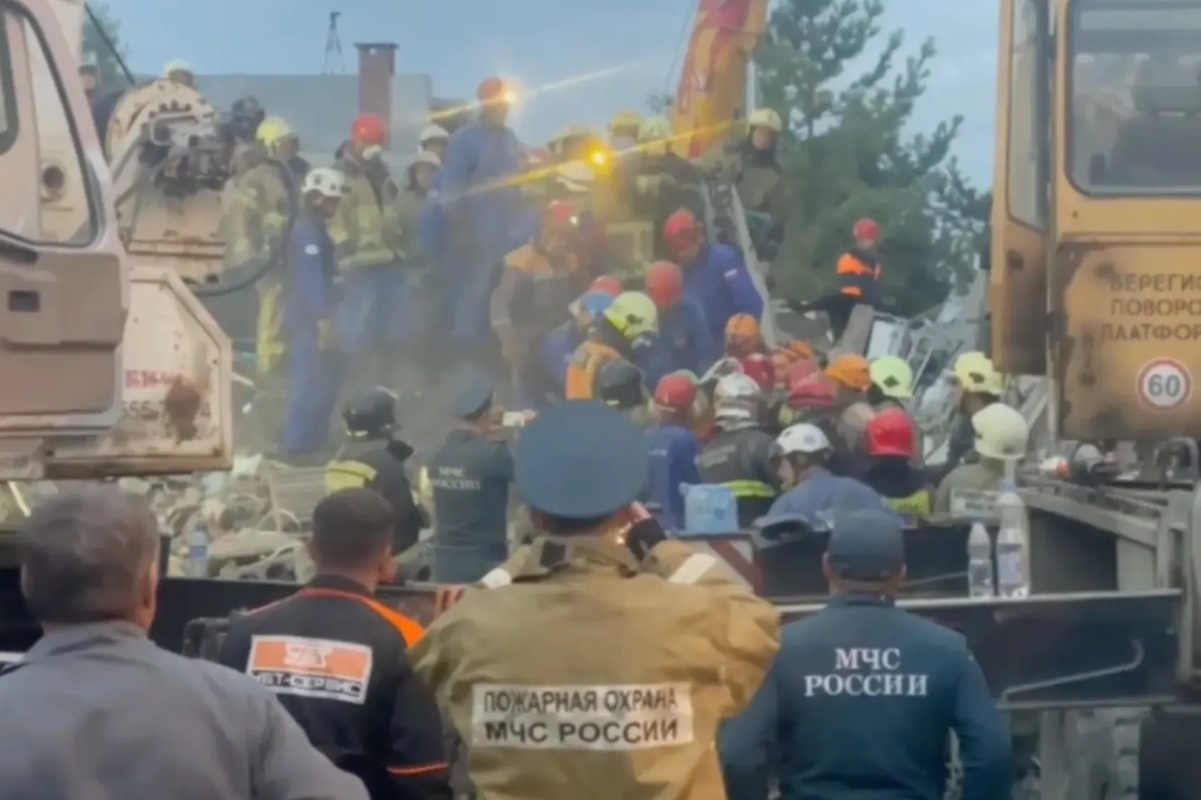 МЧС показало видео спасения мужчины из-под руин рухнувшего в Нижнем Тагиле дома