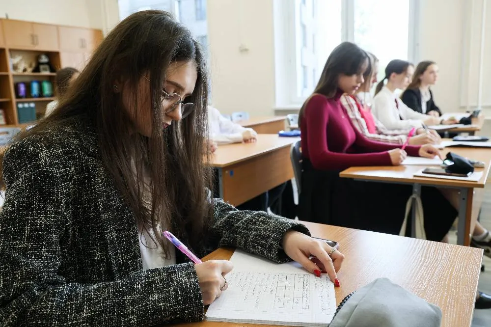 С 1 сентября школьникам запрещается пользоваться мобильными телефонами во время урока. Фото © ТАСС / Максим Григорьев
