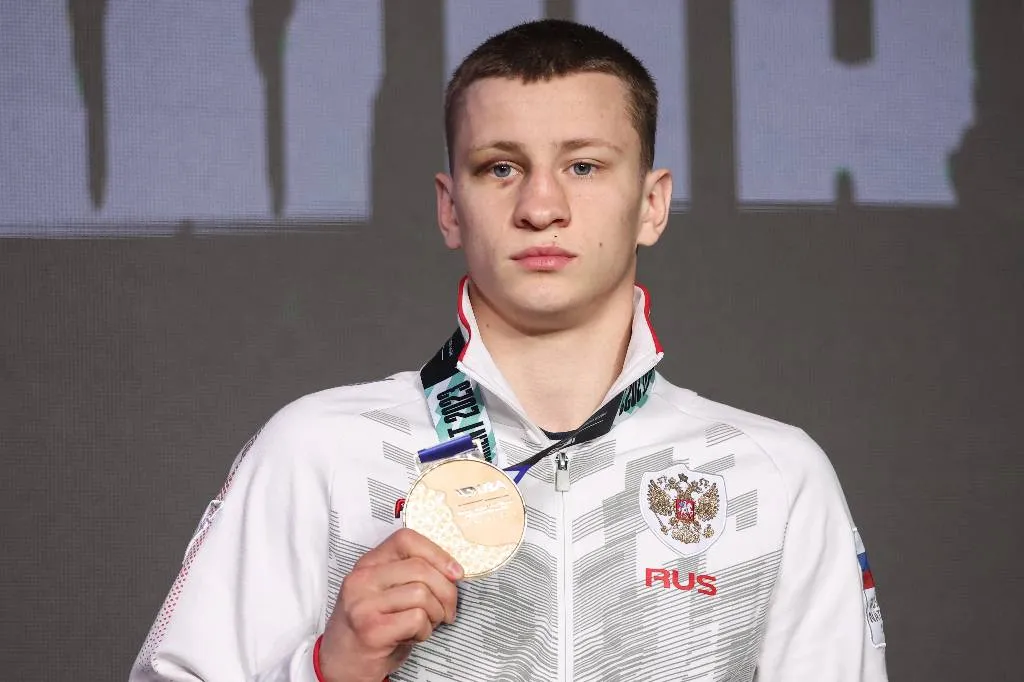 Один против толпы: Боксёра Дмитрия Двали наградят медалью 