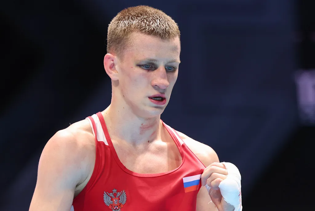 Избитому в Крыму боксёру-чемпиону сделают операцию на выбитом глазу