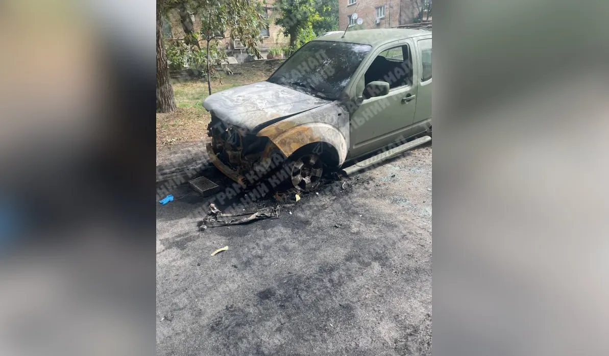 В Киеве очередной военный автомобиль пал 