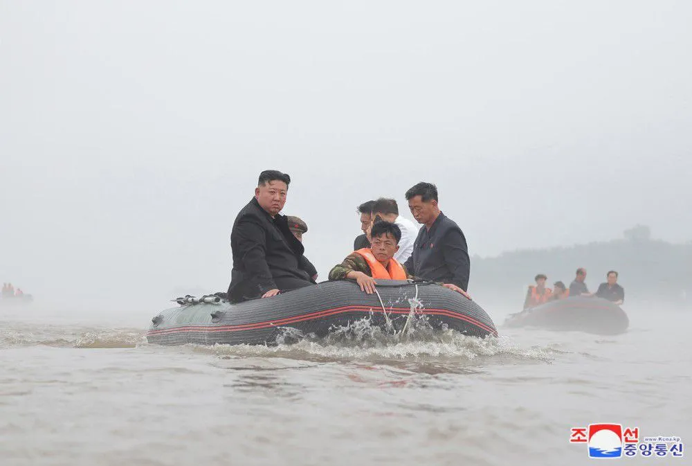 Ким Чен Ын из резиновой лодки провёл спасательную операцию в зоне наводнения