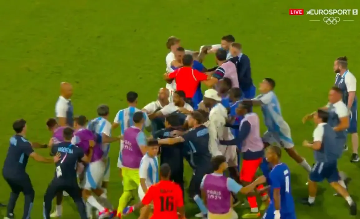 Футболисты Аргентины и Франции сцепились "стенка на стенку" после матча на Олимпиаде