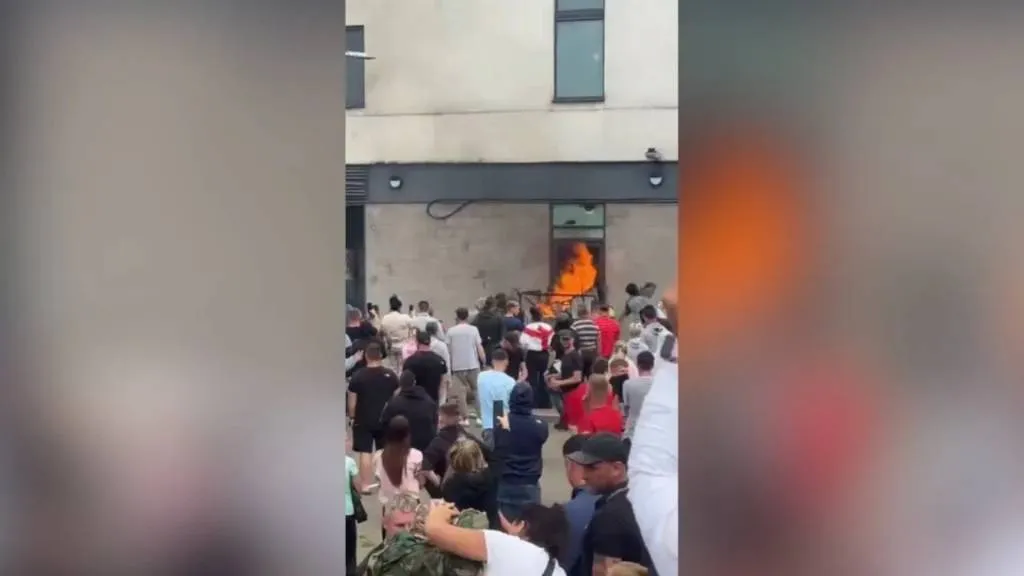 Толпа разъярённых англичан замуровала мигрантов в отеле и подожгла