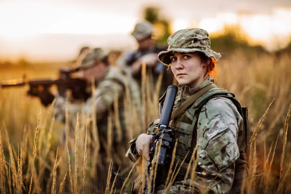 Министр обороны Латвии выступил за обязательный призыв женщин в армию