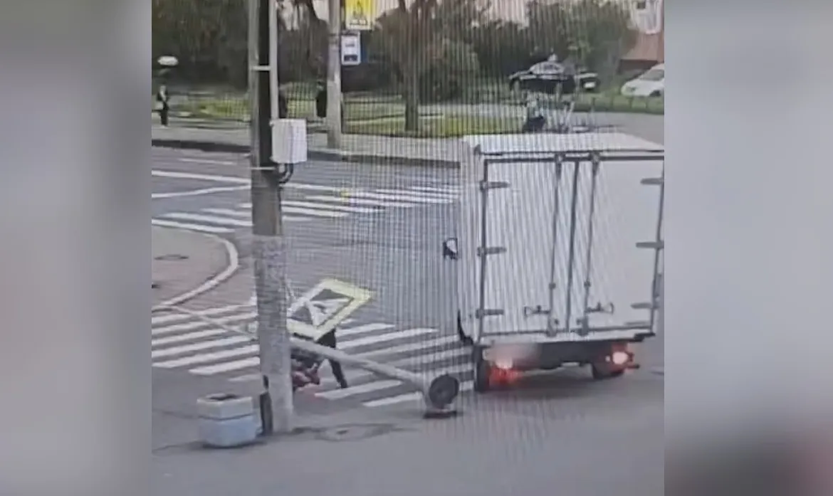 Камера сняла, как грузовик "уронил" светофор на 13-летнюю девочку в Петербурге