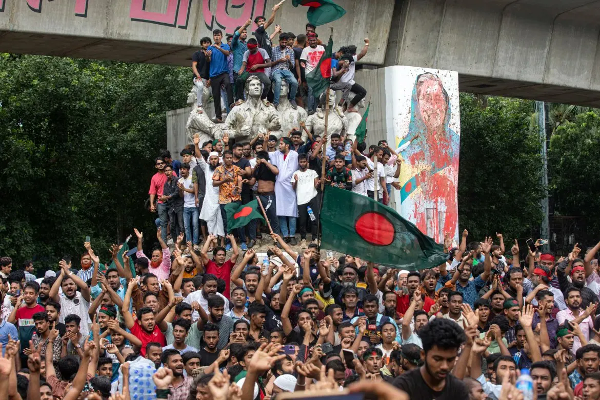 В столице Бангладеш закрыли аэропорт из-за тысяч людей, пытавшихся покинуть страну