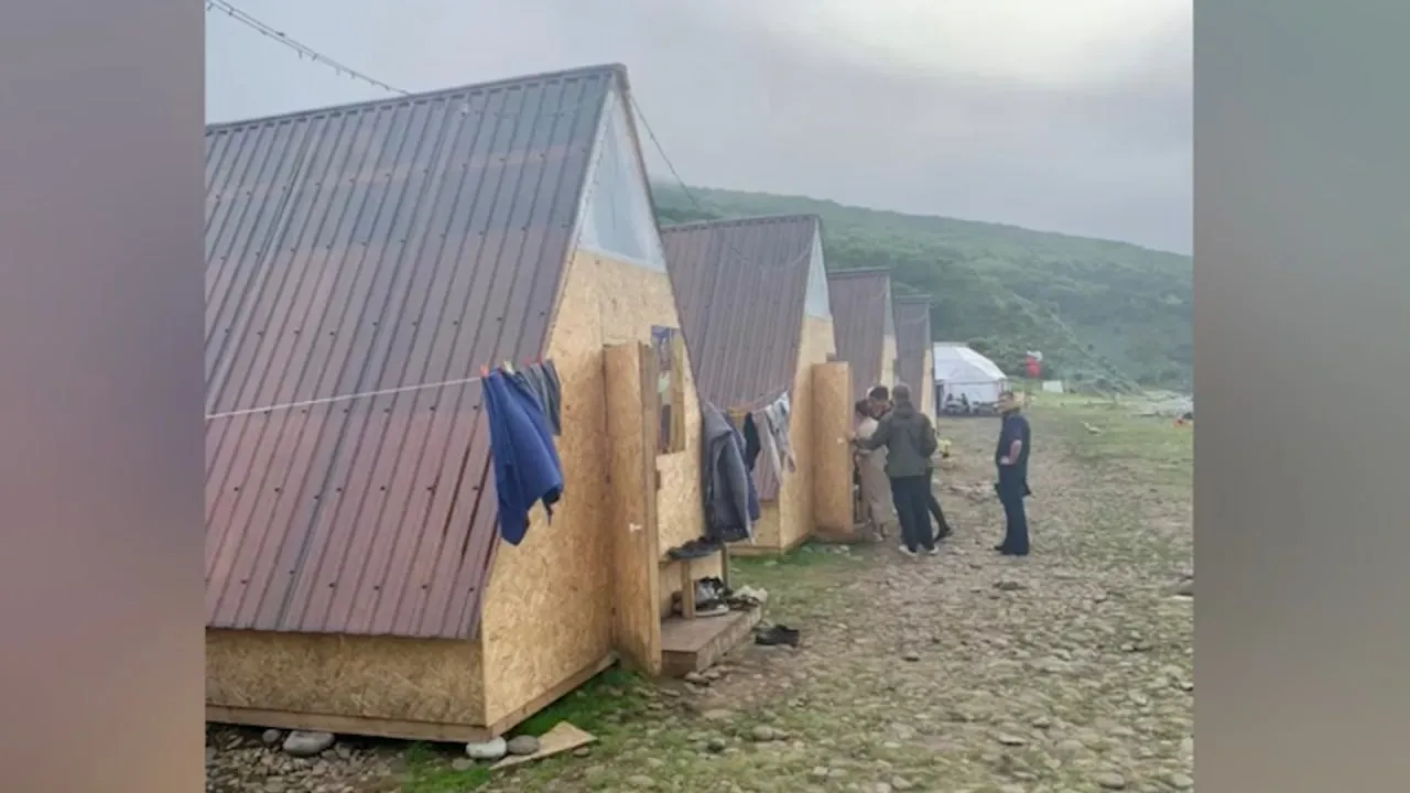 Почти сто детей эвакуируют из нелегального лагеря на необитаемом острове в Приморье