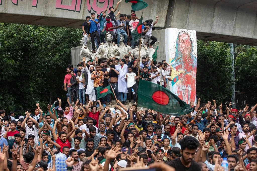 Президент Бангладеш приказал освободить задержанных протестующих и решил распустить парламент