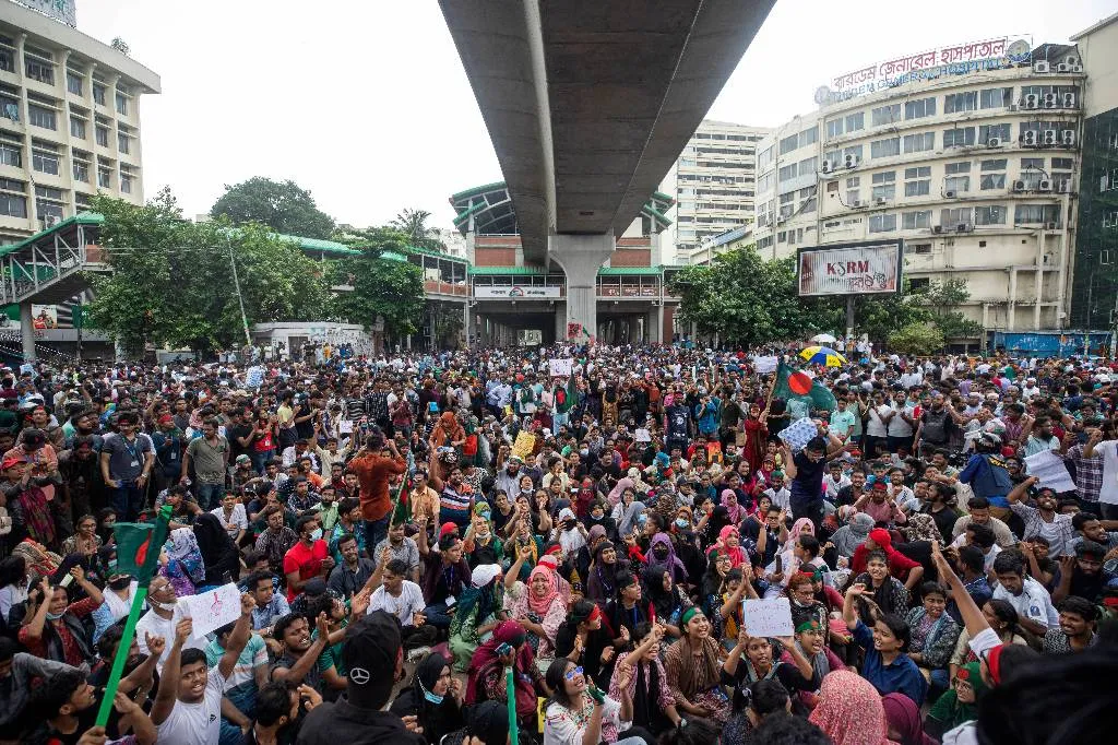 Президент Бангладеш распустил парламент, формируется временное правительство