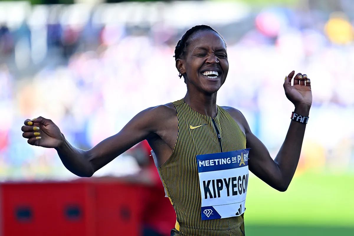 Кенийской бегунье вернули серебряную медаль после скандального забега на Олимпиаде