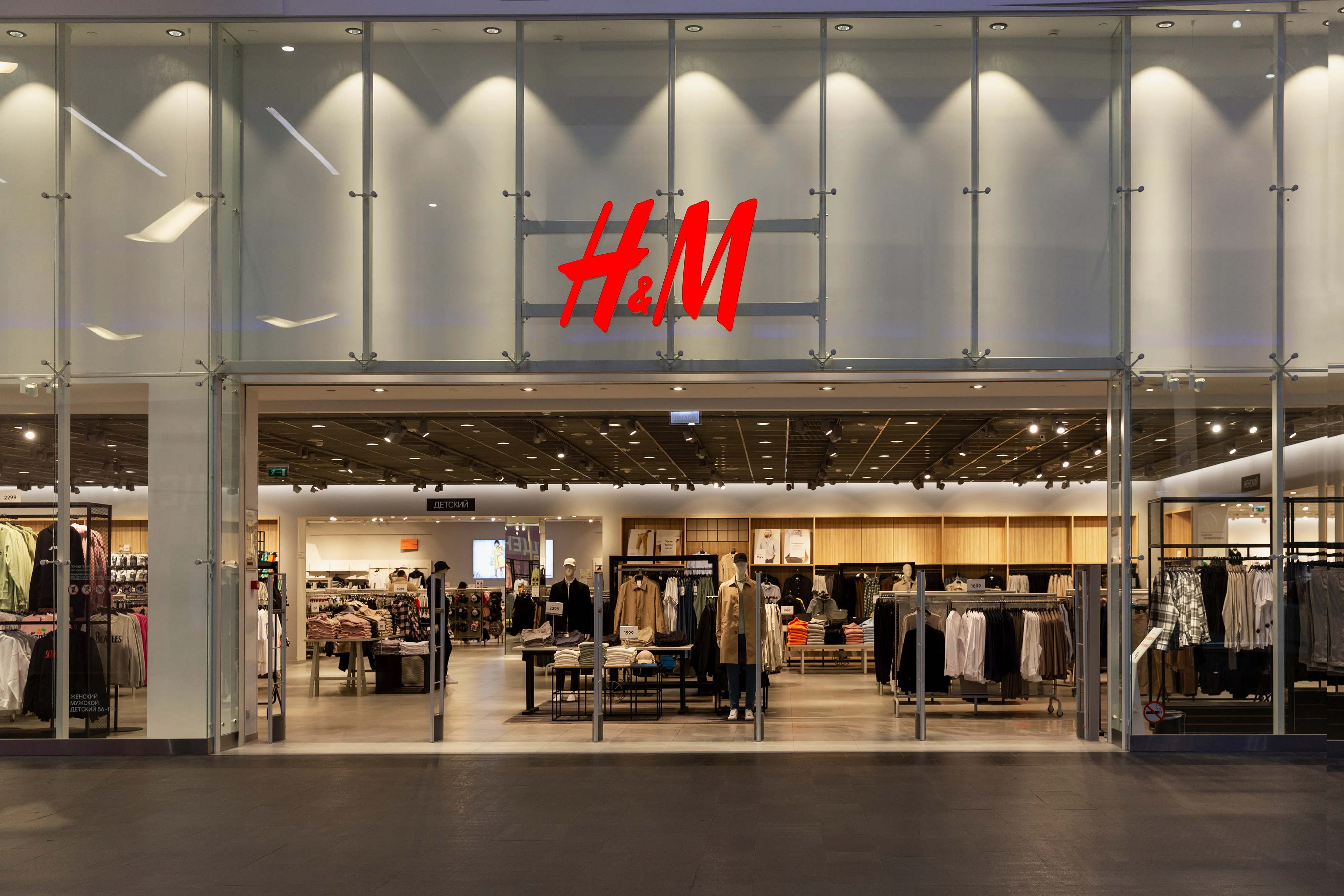 Суд наложил арест на счета H&M из-за долга в 76 миллионов рублей