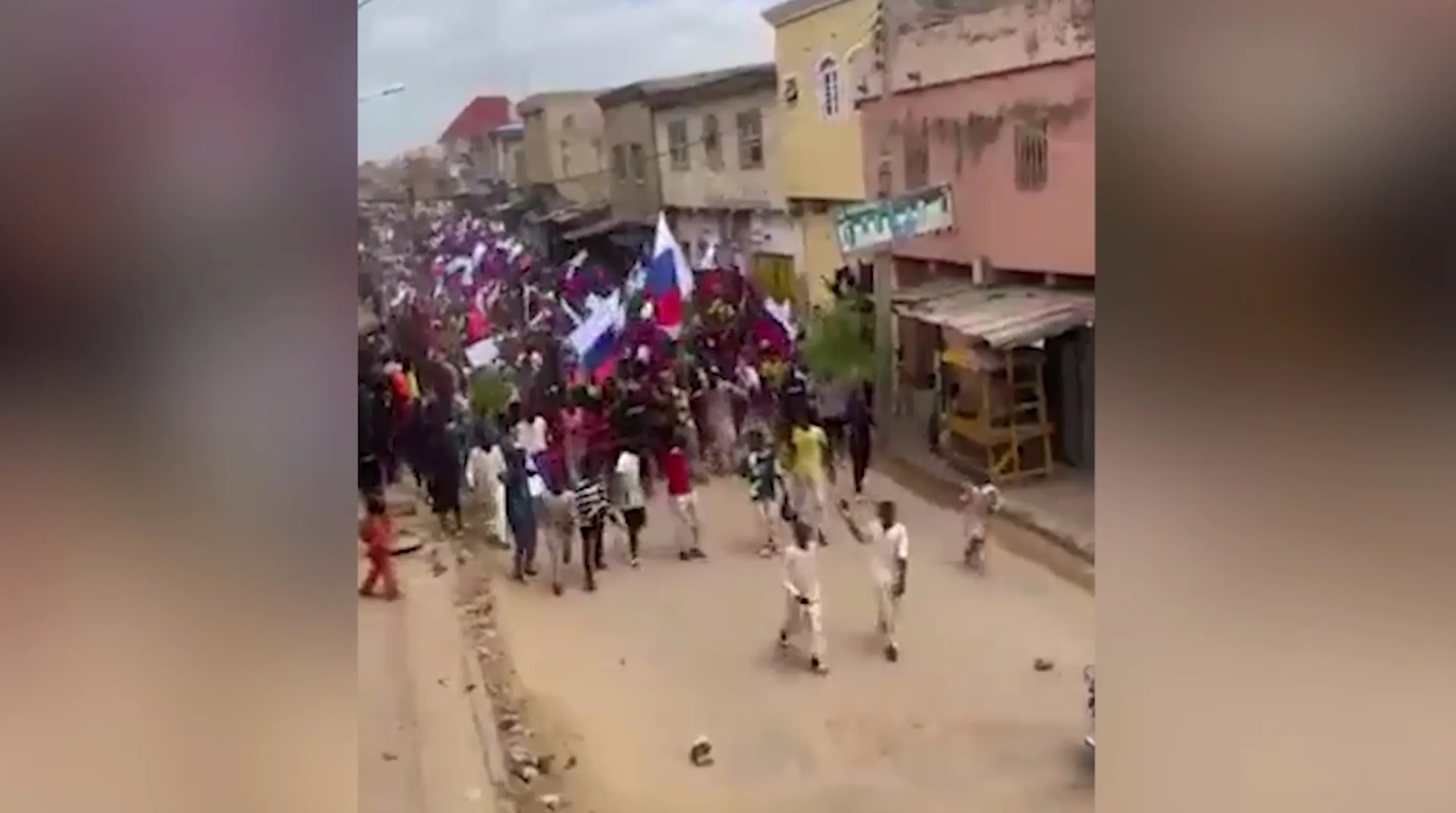 Толпы нигерийцев вышли на протесты с флагами России, задержано более 90 человек