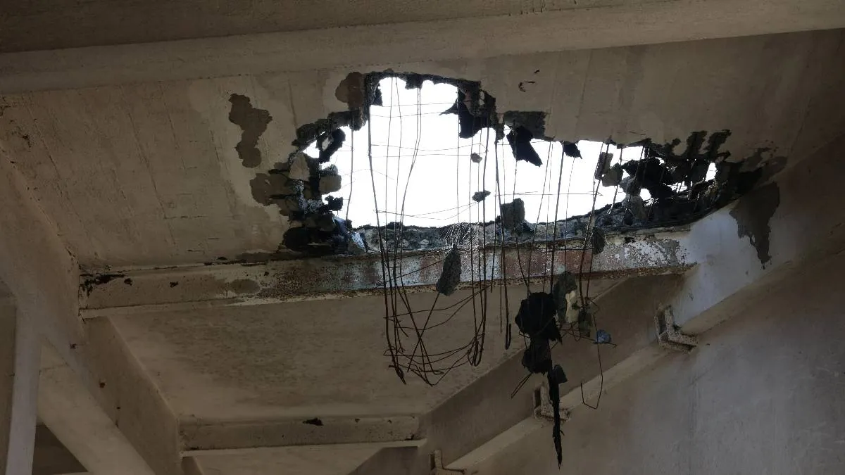 Потолок квартиры рухнул на кровать россиянина