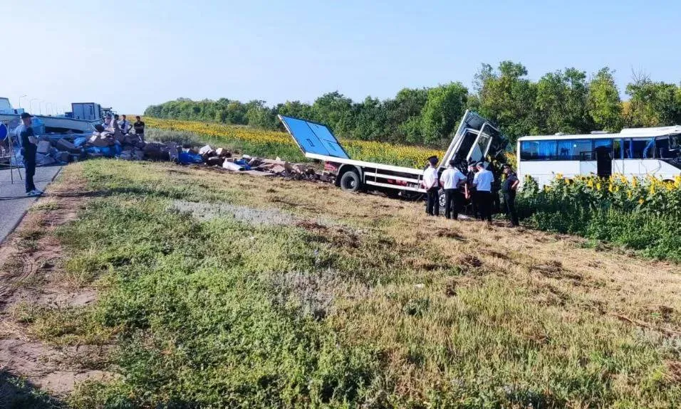 Трое детей пострадали в ДТП с автобусом и фурой под Волгоградом