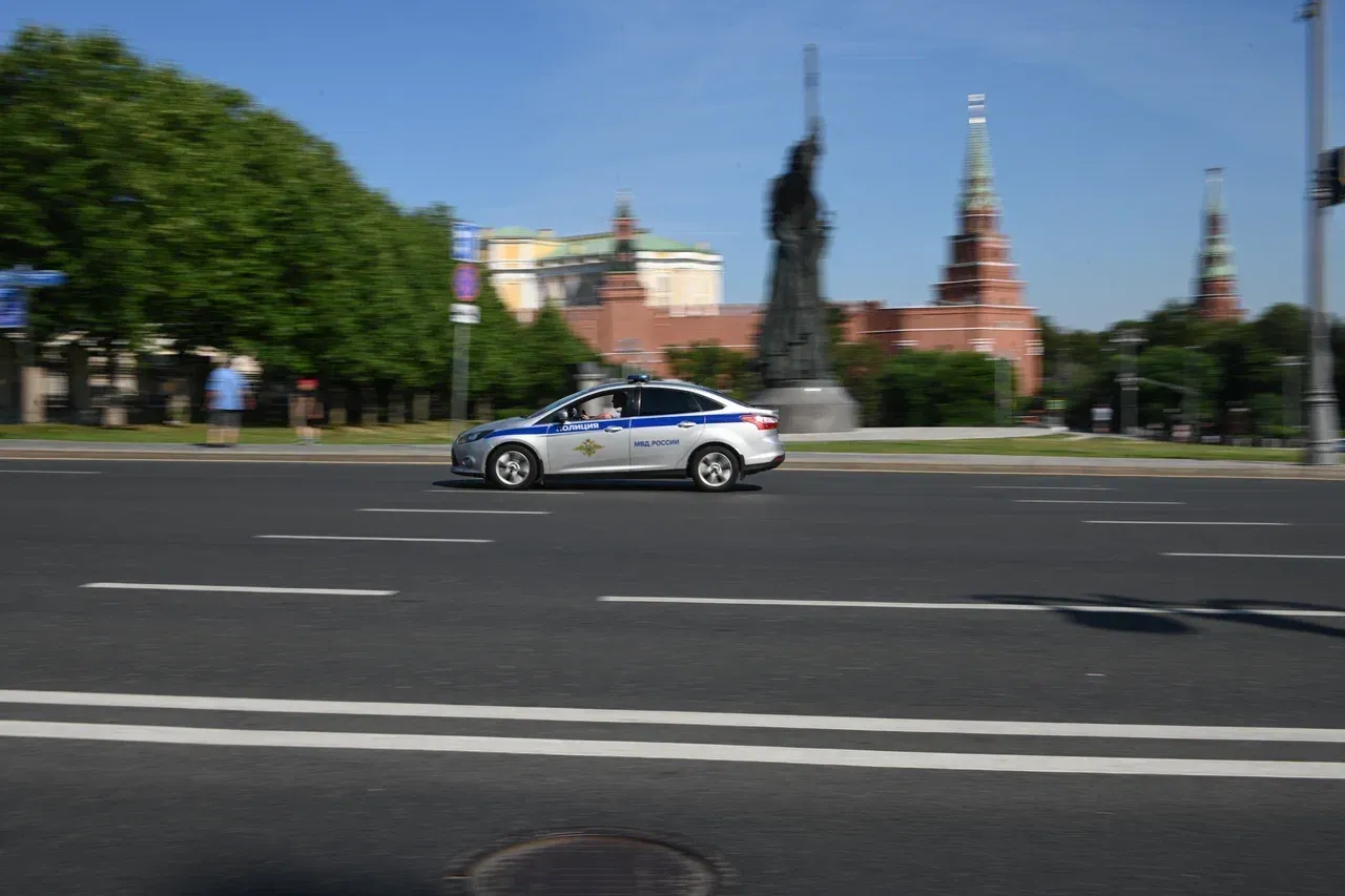 Накрытое ковром тело мужчины нашли на детской площадке в центре Москвы