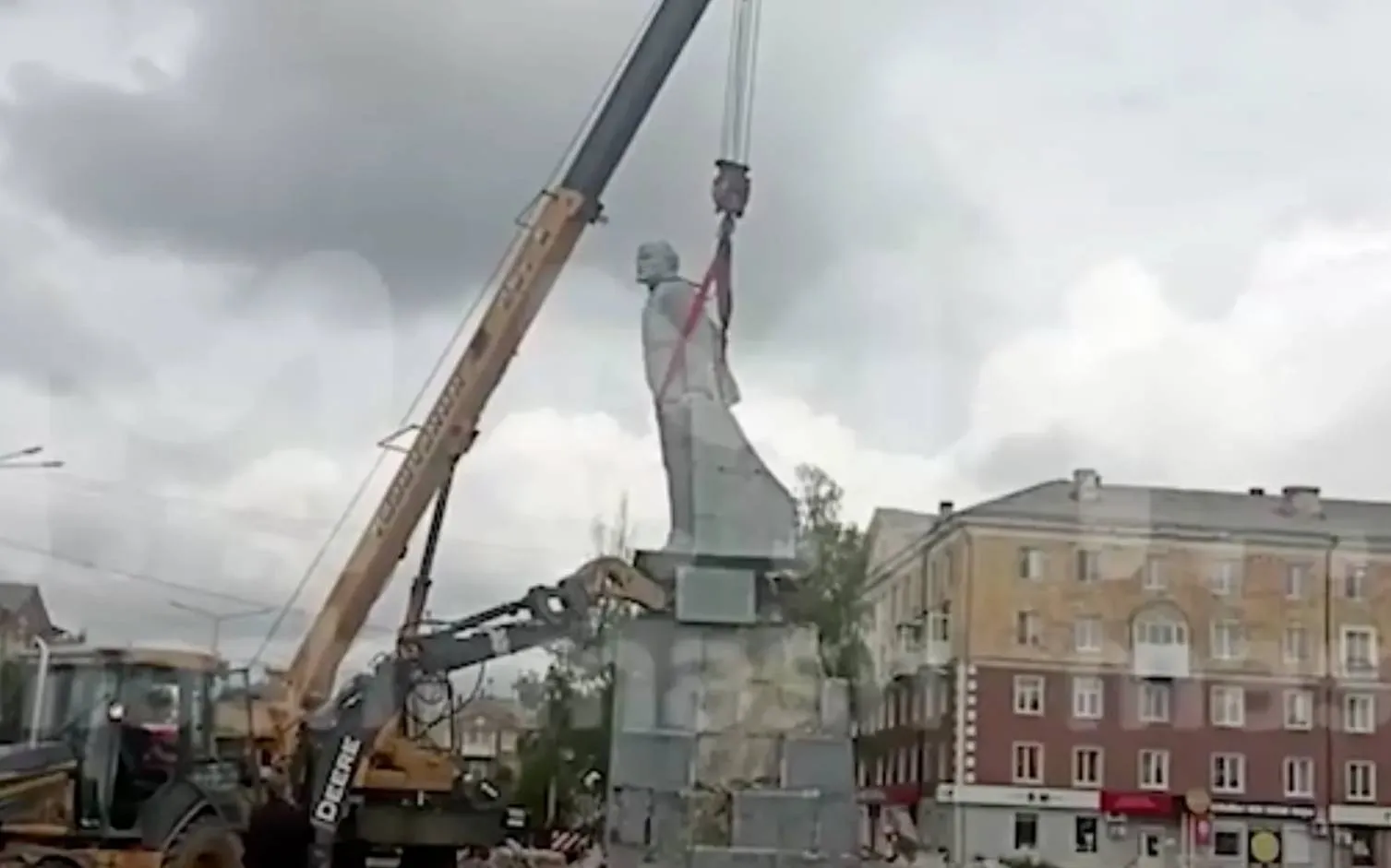 В Ревде рабочие весь день пытаются снести Ленина, успев сломать всё, кроме самого Вождя