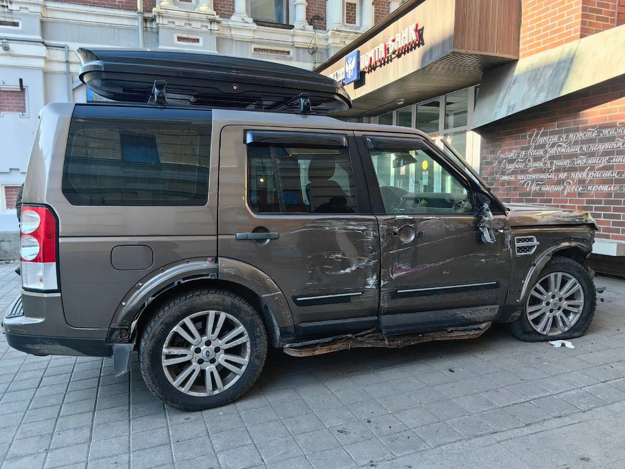 «Стреляй по колёсам!» Угонщик на джипе протаранил двери храма, полицейскую машину и автобус