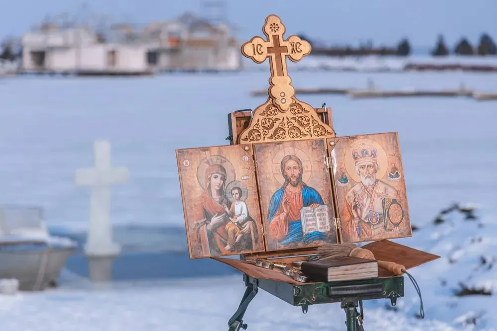 «Рука Божья вытянула из танка»: Священник поделился историями чудесных спасений бойцов после крещения