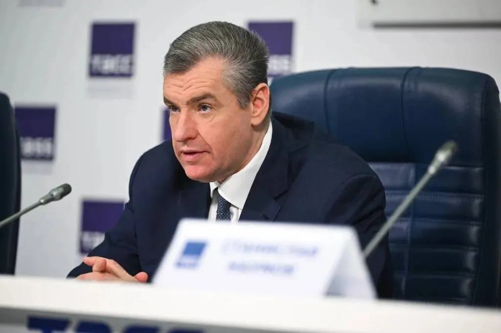 Слуцкий призвал расследовать слова Карлсона о намерении Байдена убить Путина