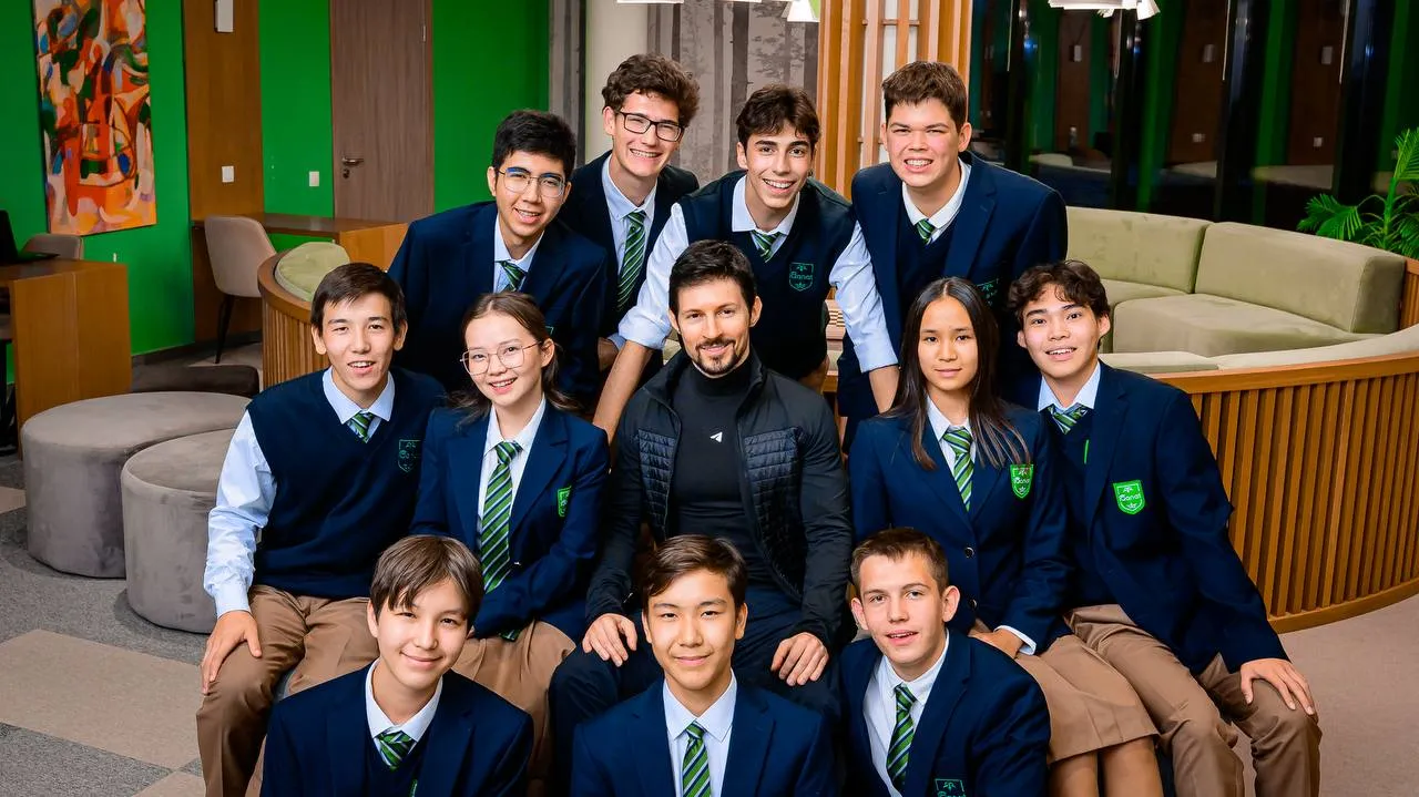 Павел Дуров посетил школу IQanat High School в Казахстане