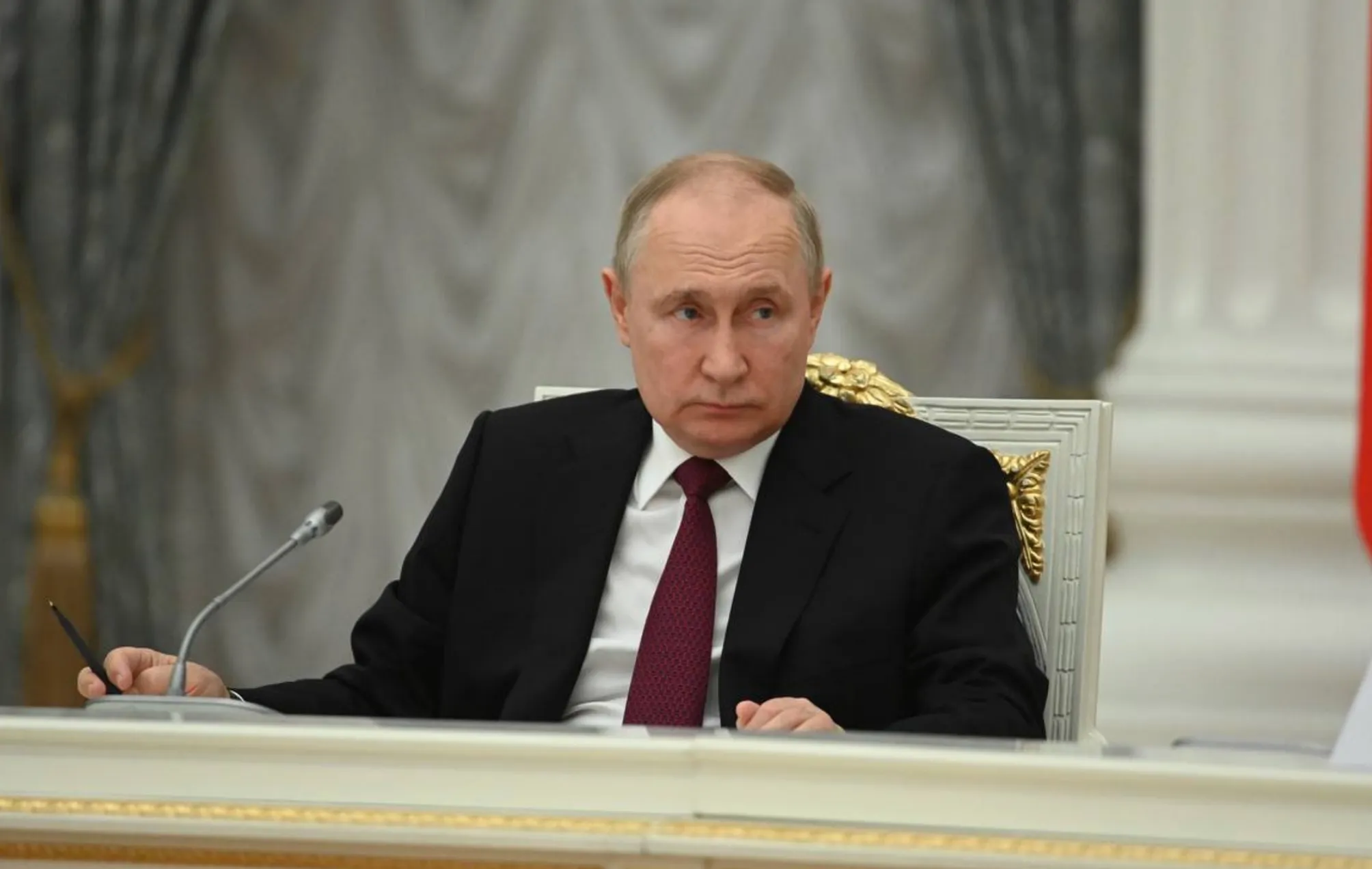 Путин отметил вклад отцов в сохранение семейных устоев в преддверии праздника