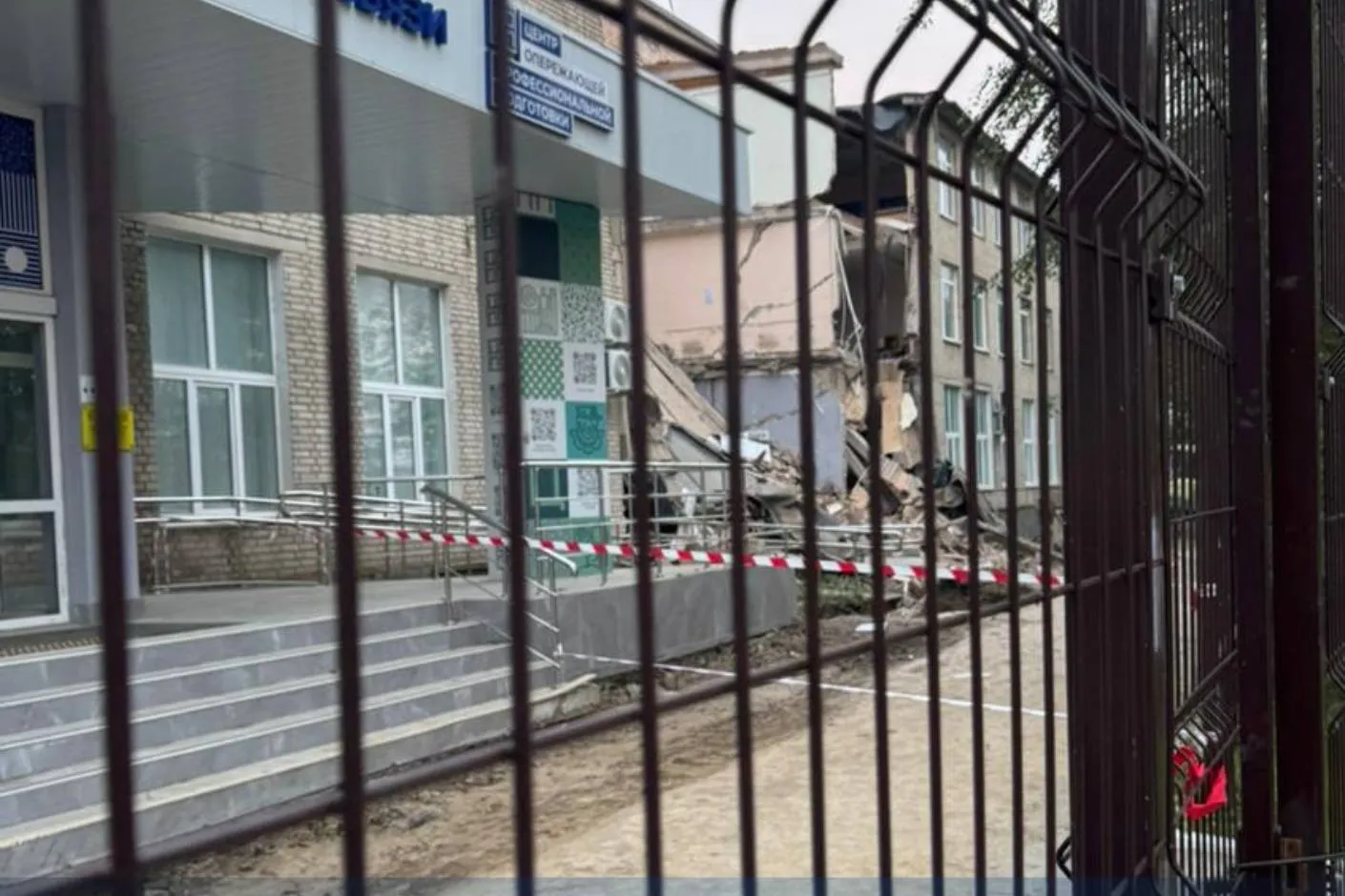 Три этажа Промышленного колледжа обрушились утром во Владивостоке