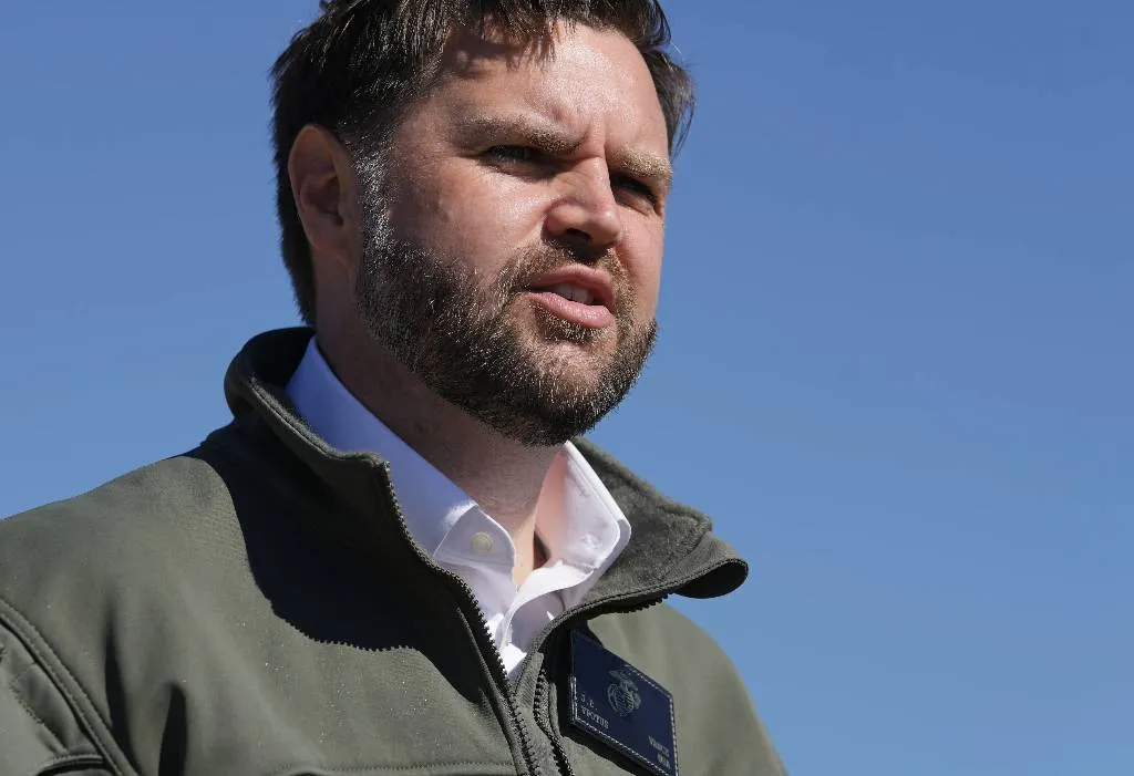 Над кортежем вице-президента США Вэнса разорвался снаряд в Калифорнии