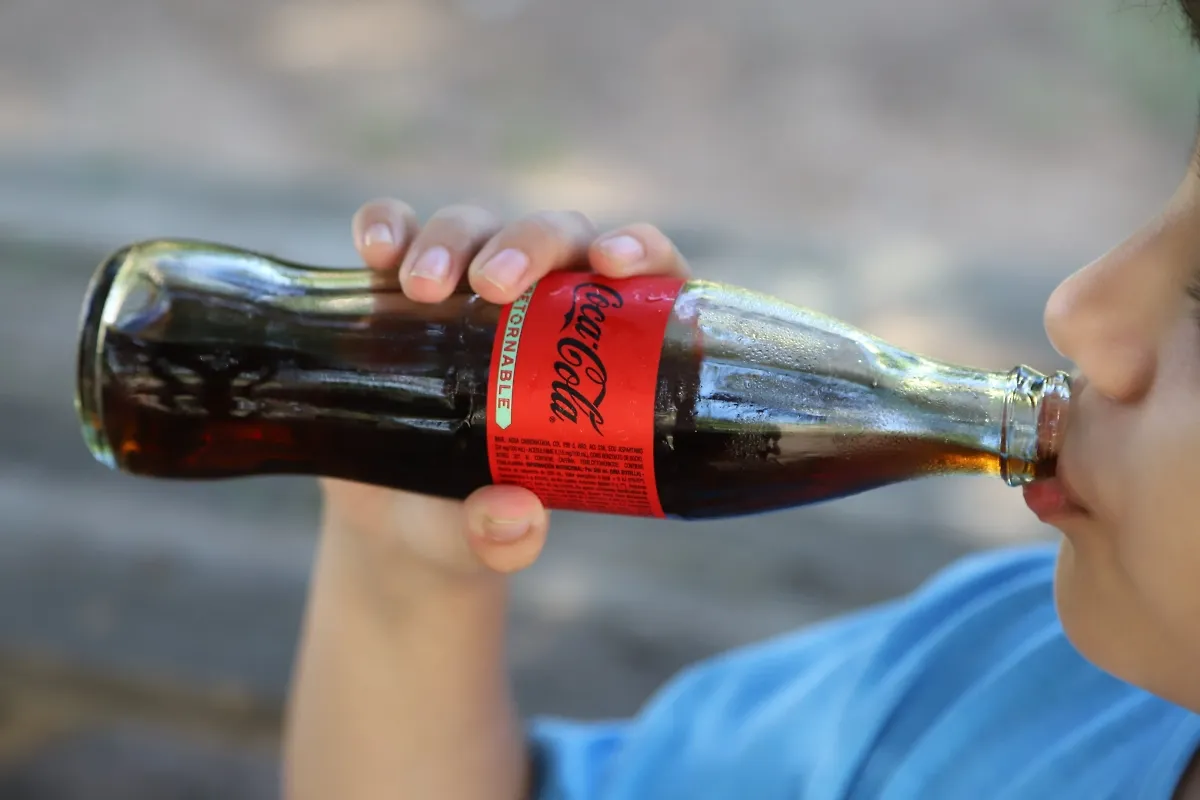 Гастроэнтеролог рассказала, помогает ли Coca-Cola при пищевом отравлении