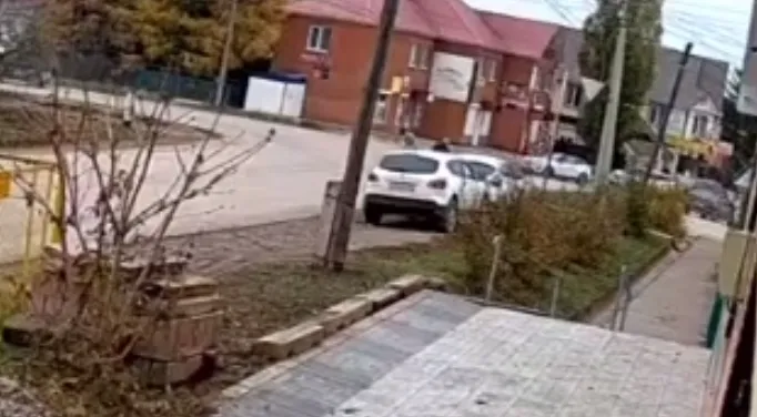 Никто не помог: Момент жуткого убийства учительницы в Оренбургской области попал на видео