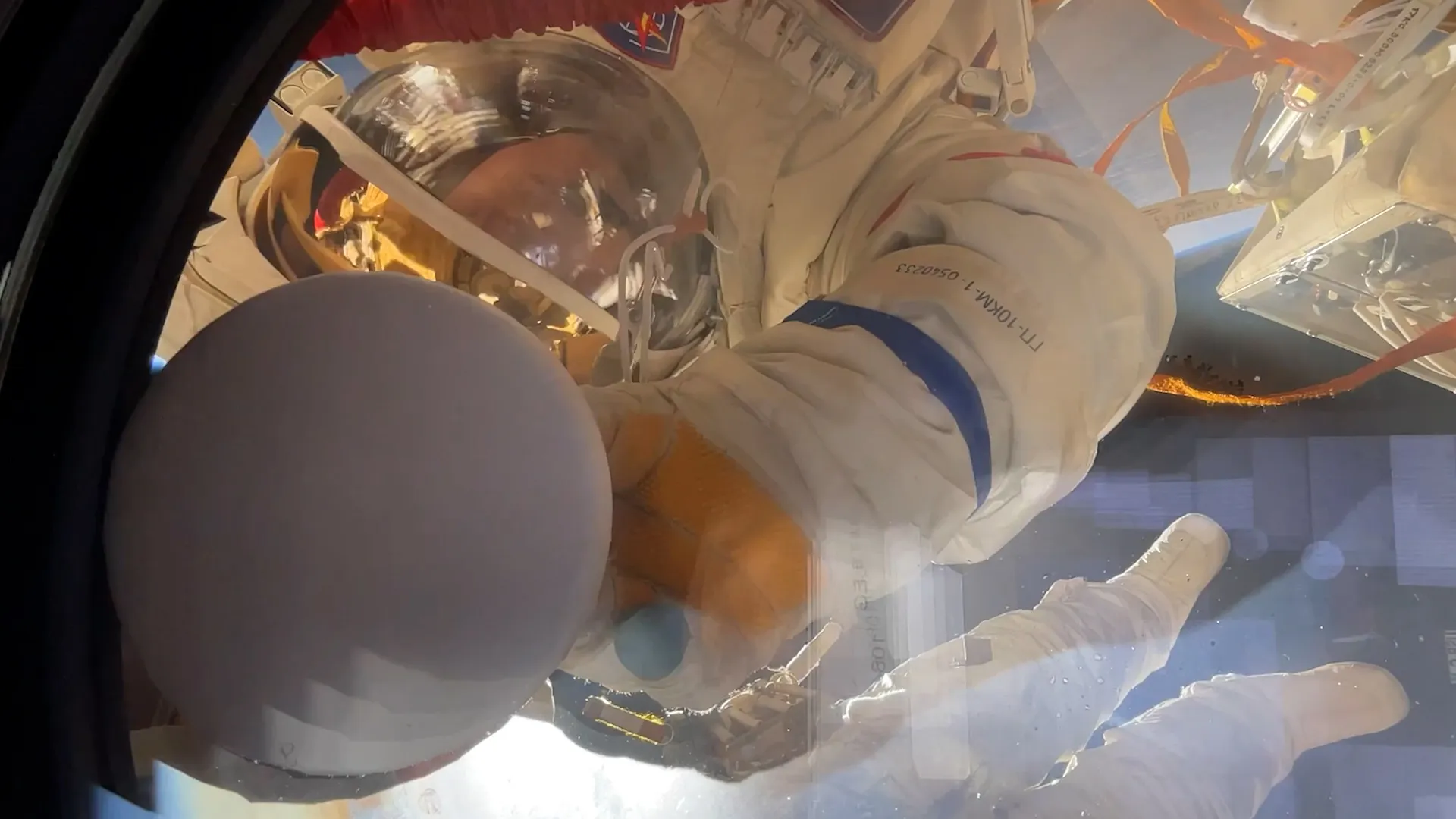 Российский космонавт снял, как его коллеги в открытом космосе «наводят чистоту» на МКС