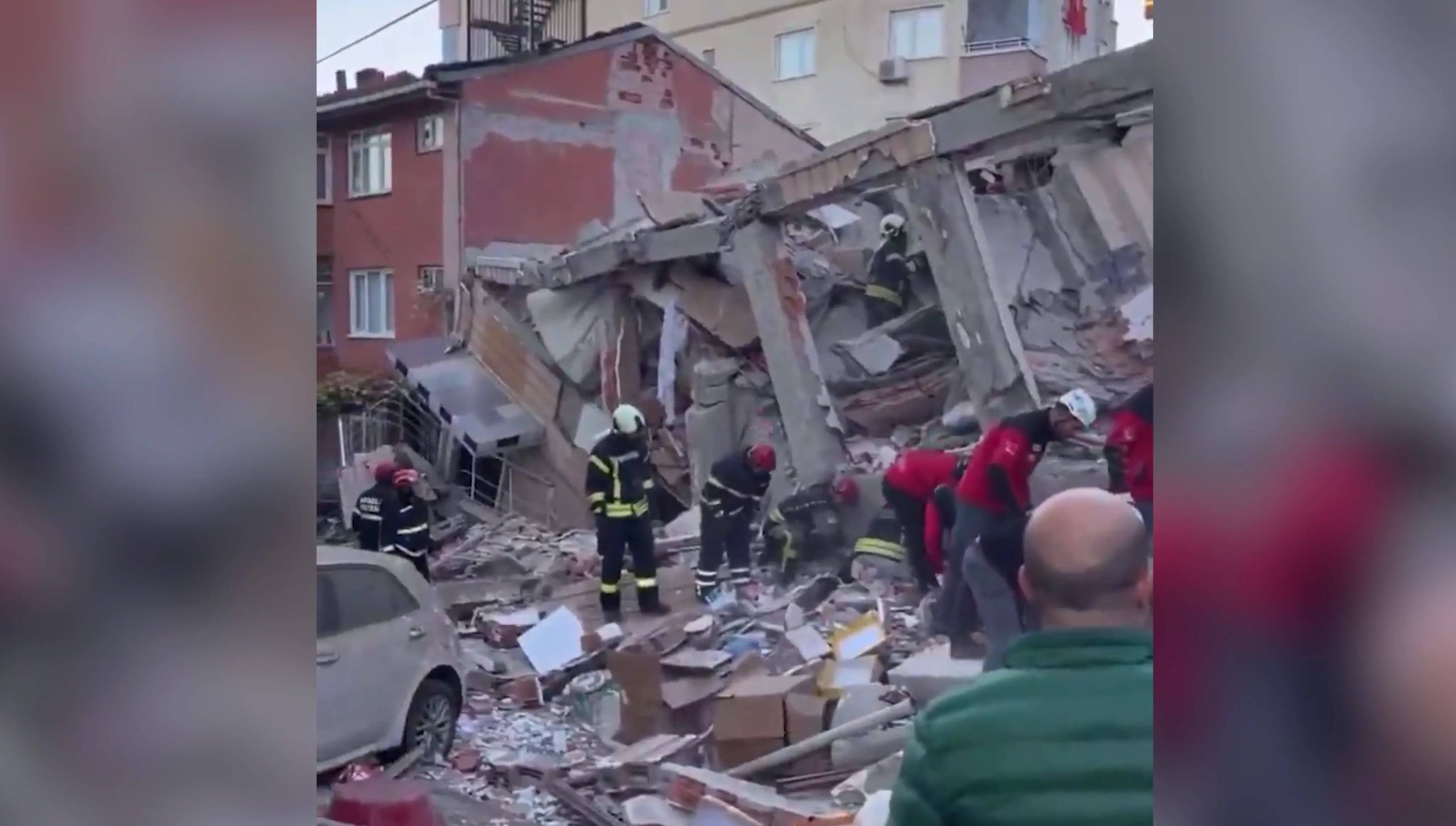 Шестиэтажный дом обрушился в Стамбуле, под завалами могут быть люди