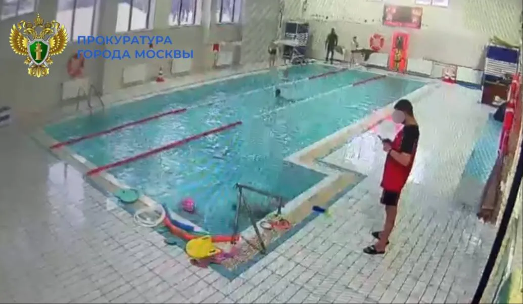 Тренер предстанет перед судом за залипание в телефон, пока в бассейне тонул ребёнок