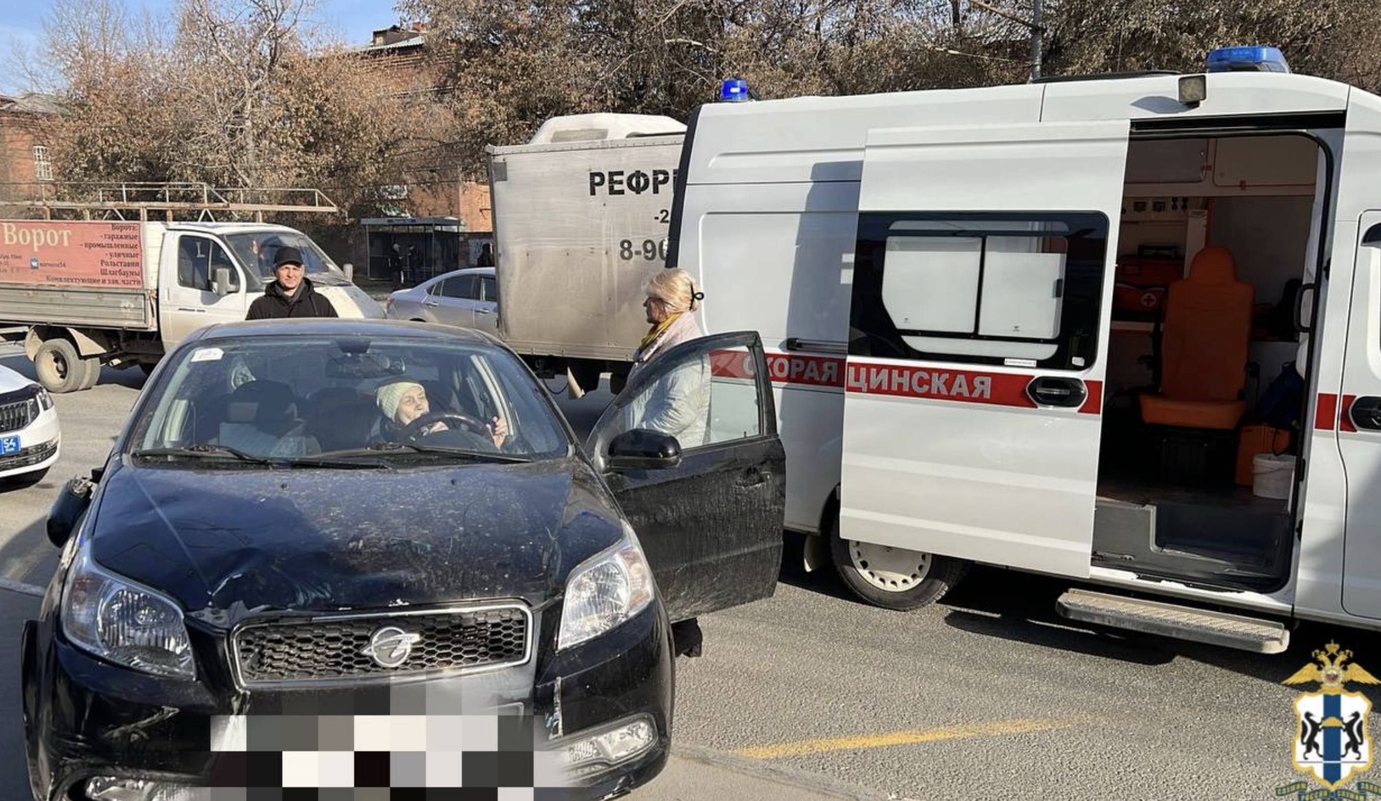 Пенсионерка перепутала педали и влетела в остановку в Новосибирске, среди пострадавших – дети