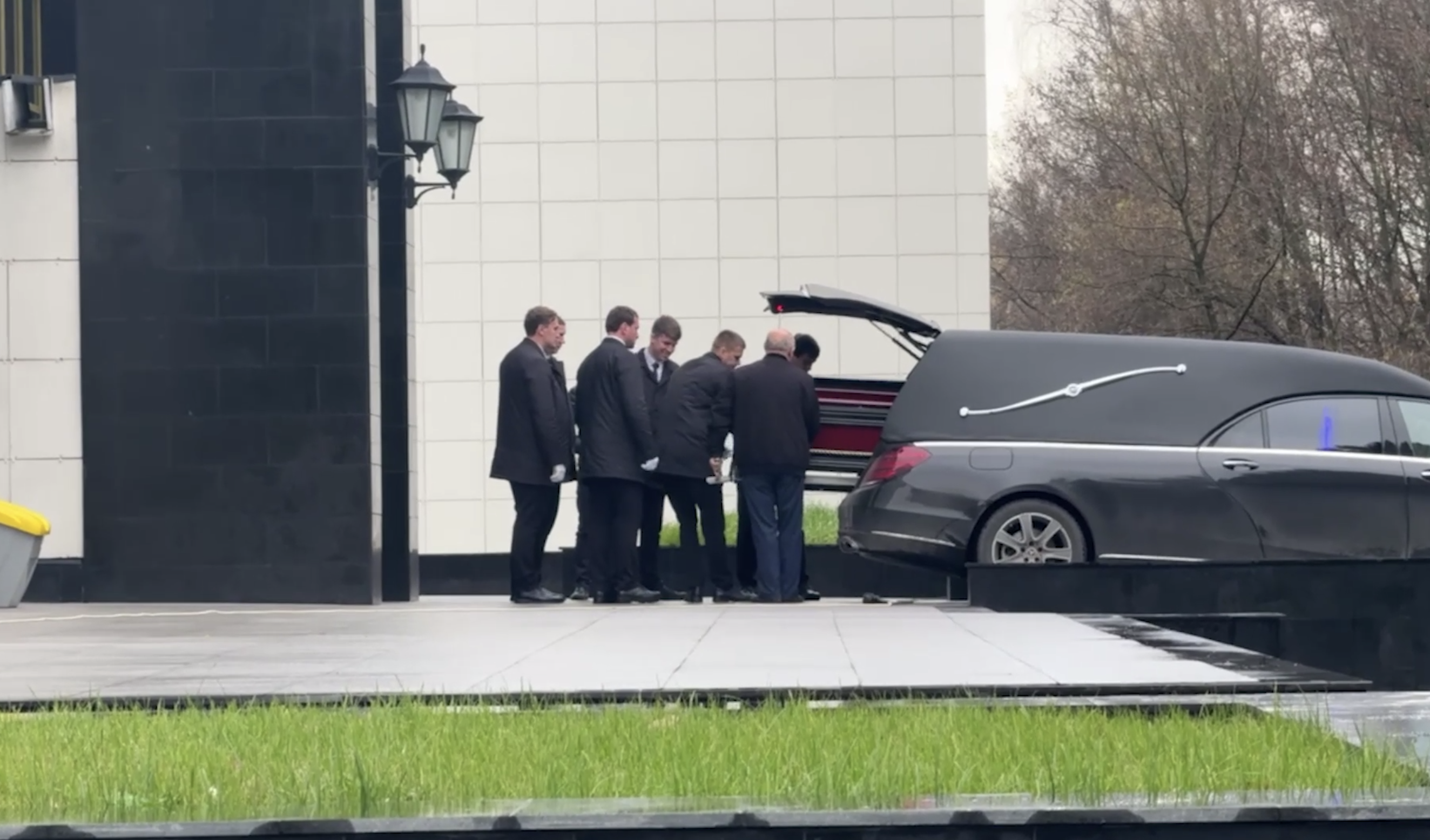 Вдова и дети приехали на прощание с трагически умершим Мухичем из «Полицейского с Рублёвки»