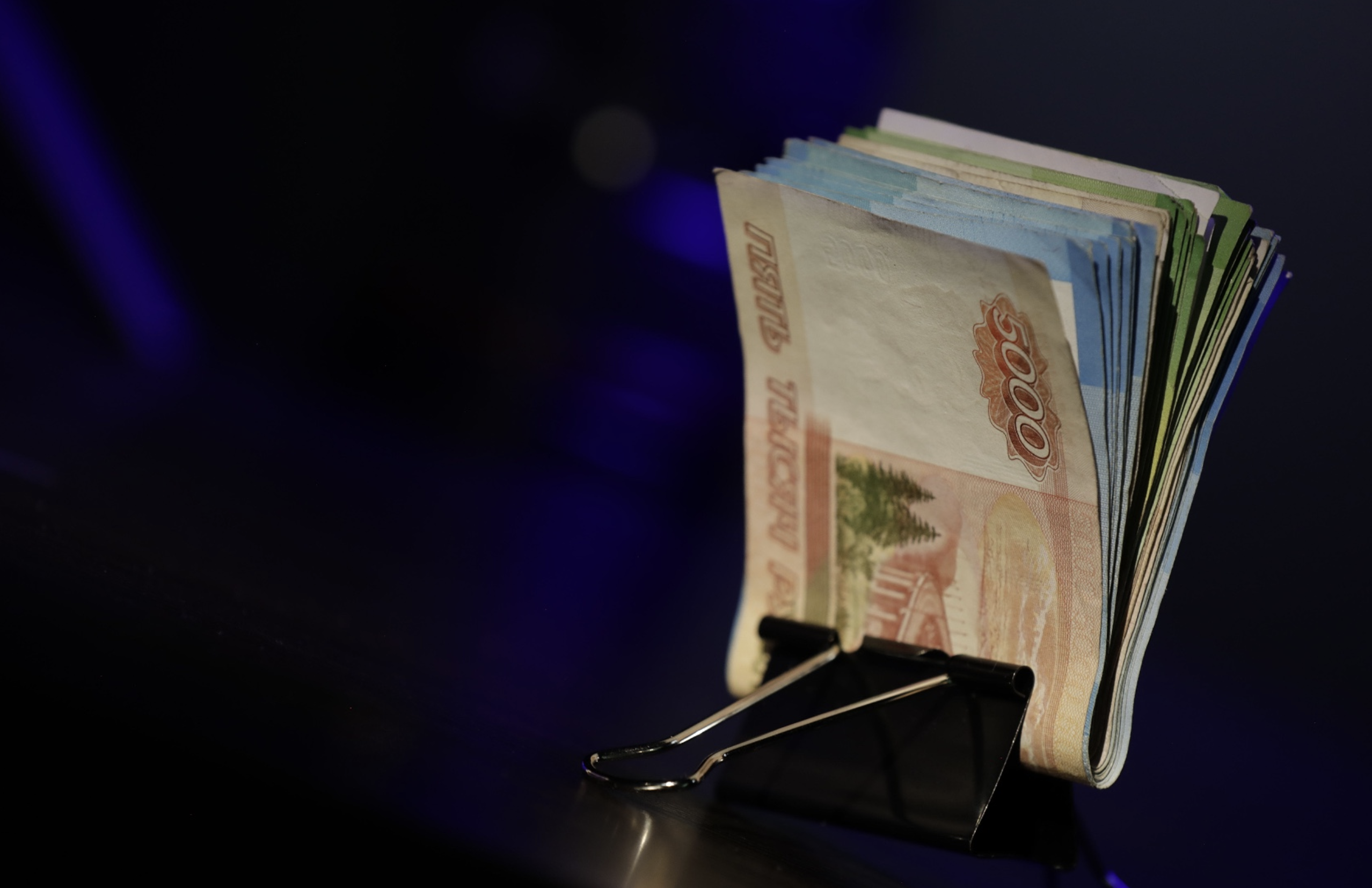 Россиянам посоветовали всегда носить в кошельке несколько тысяч рублей наличными