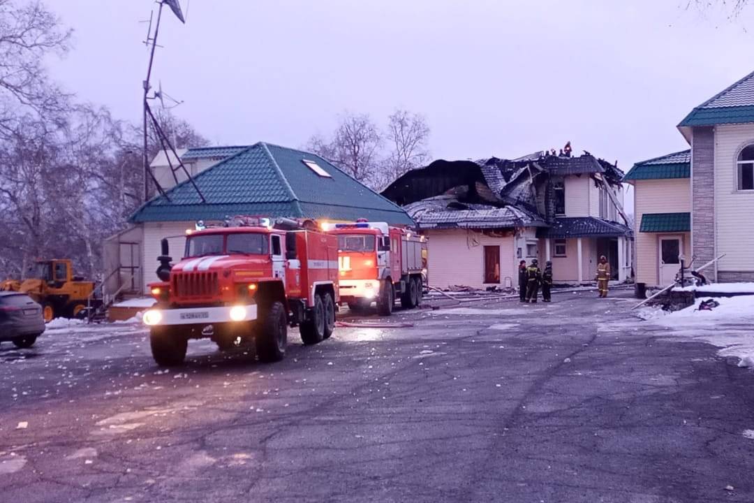 Пожар в усадьбе на Камчатке охватил 600 квадратных метров