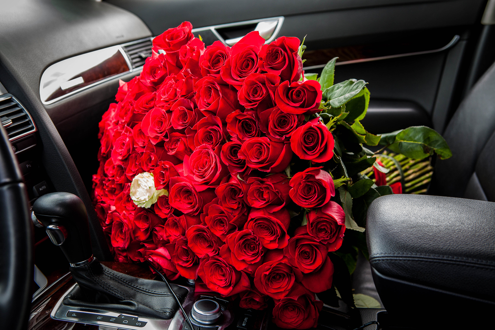 Московский курьер получил рекордные чаевые за доставку 1500 роз — 20 000 рублей
