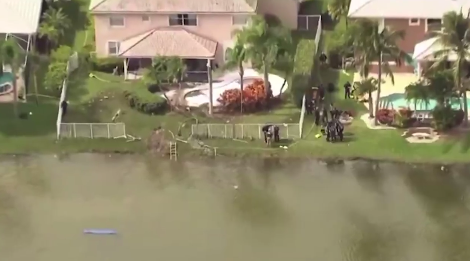 Самолёт с гумпомощью для Ямайки рухнул на заднем дворе жилого дома в США