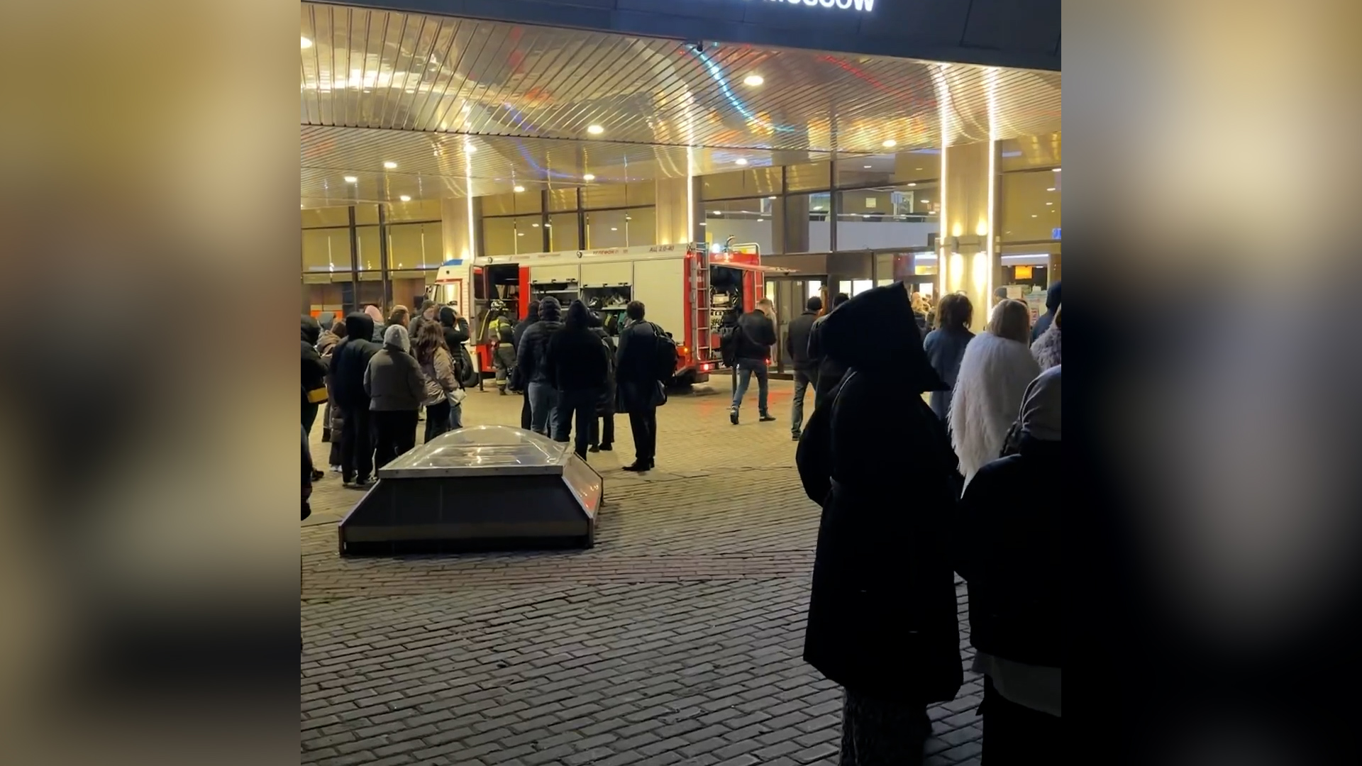 Более 700 человек экстренно эвакуировали из элитного отеля Azimut в Москве