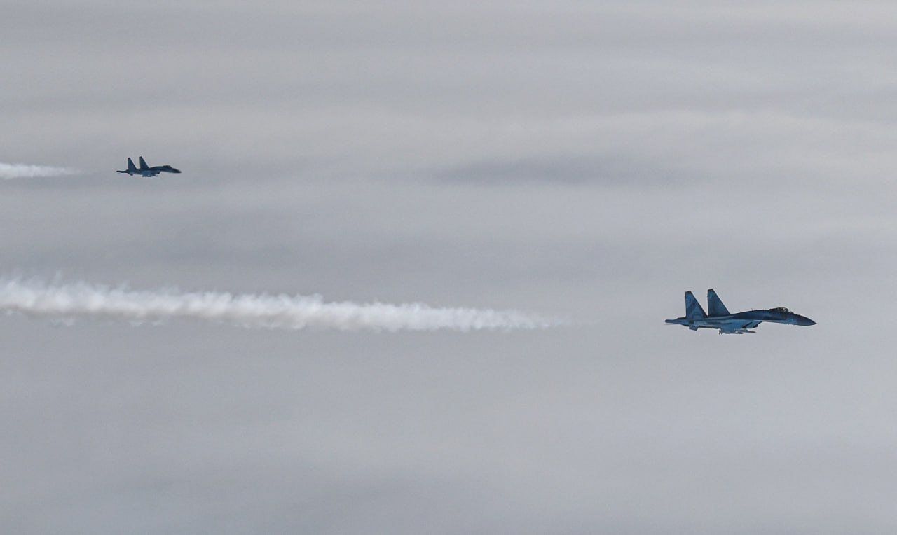 Небесный кортеж из истребителей Су-35 встретил и проводил самолёт Токаева в Москву