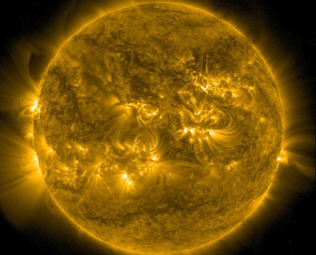 На Солнце за сутки произошло 15 мощнейших вспышек класса X1.2