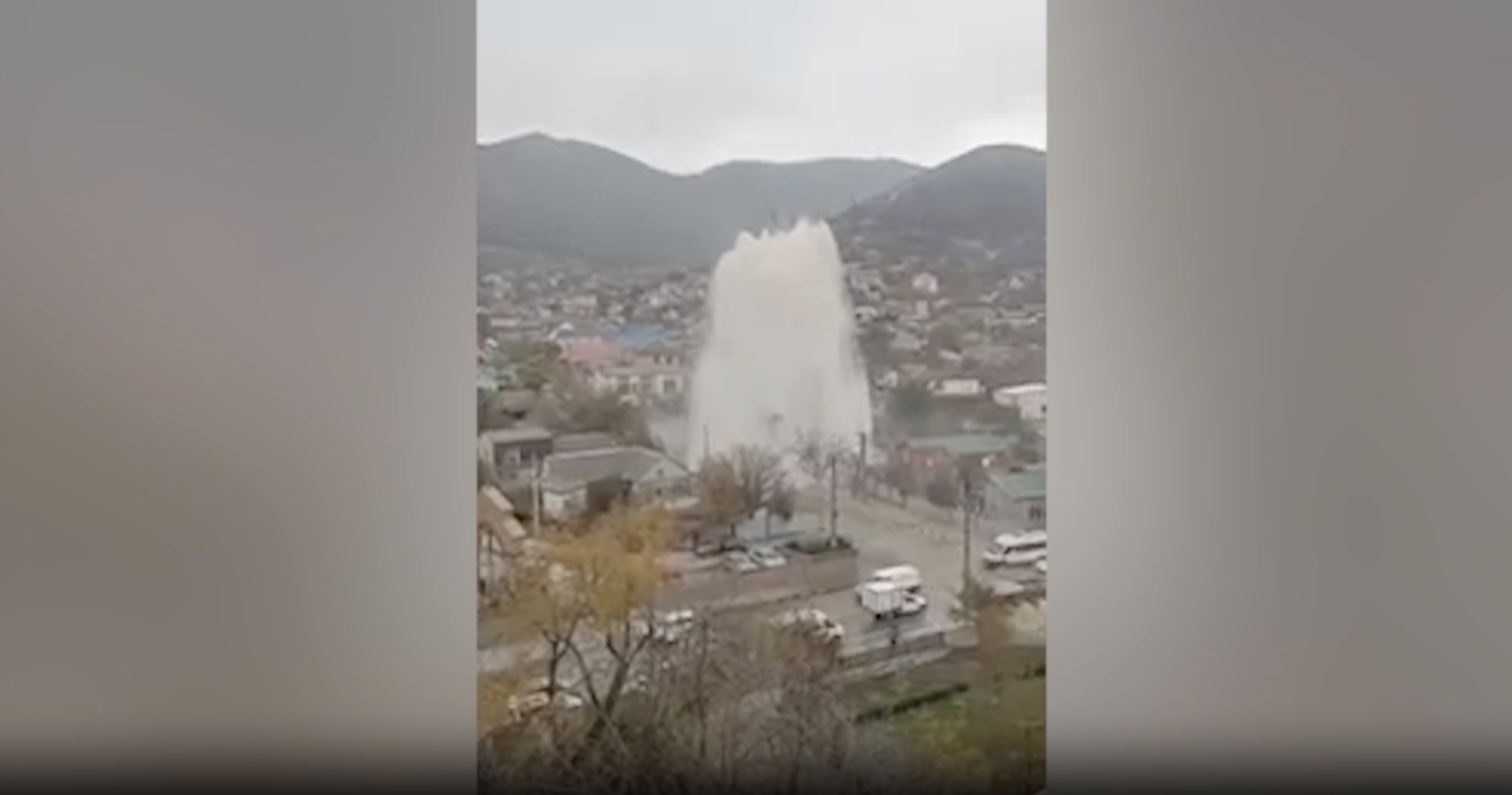 «Фонтан» высотой в 100 метров забил из-под земли в Новороссийске