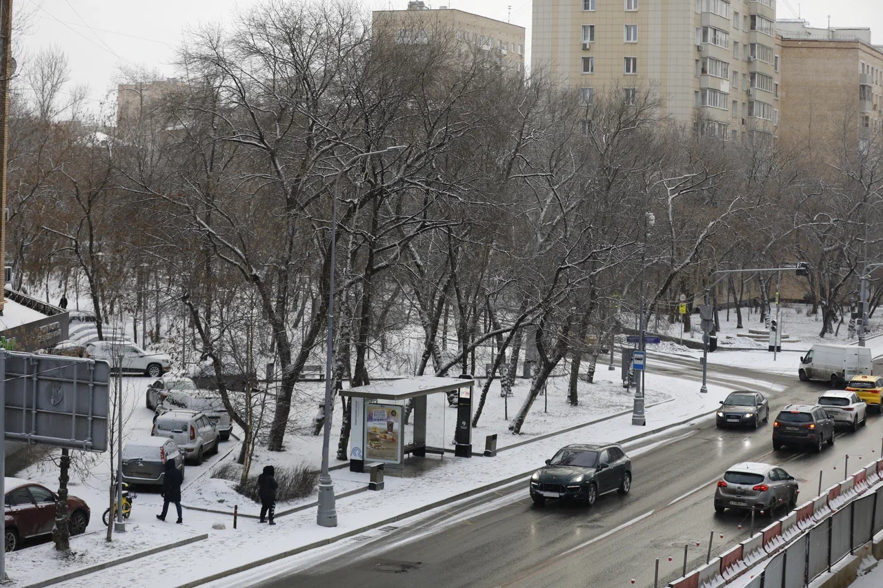 Дептранс Москвы призвал водитель переобуться на зимнюю резину на выходных
