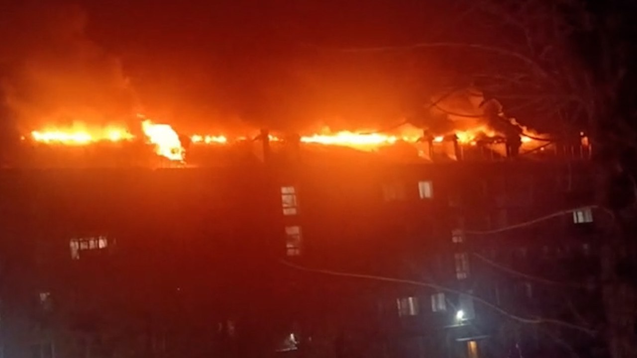 В Оренбурге горит крыша пятиэтажки на 1000 квадратах, есть пострадавший