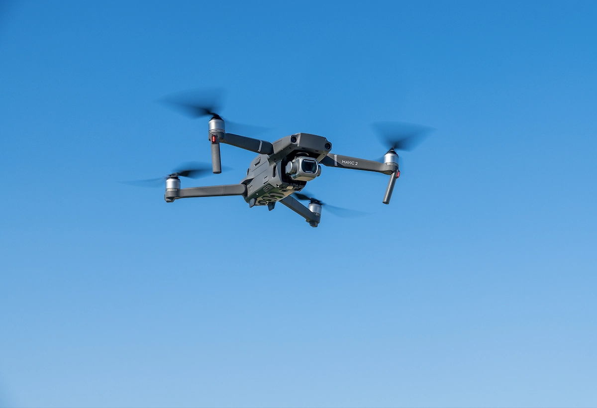 Дрон пролетел прямо над колонной танков во Франции