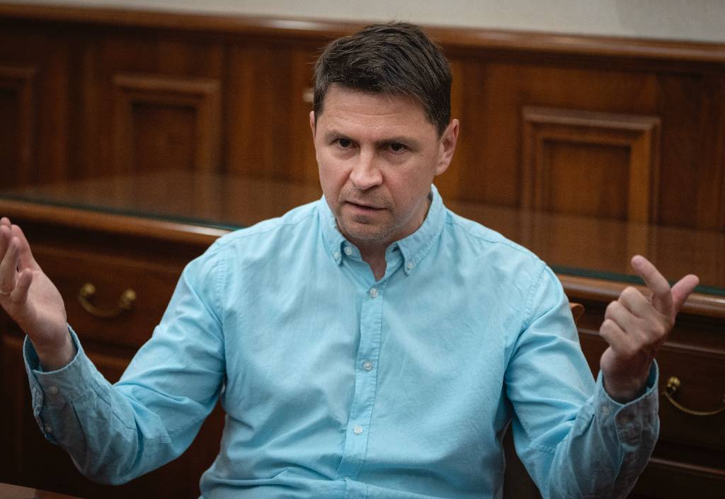 Подоляк обвинил Кремль в коррупционном скандале с участием «спонсора» Зеленского