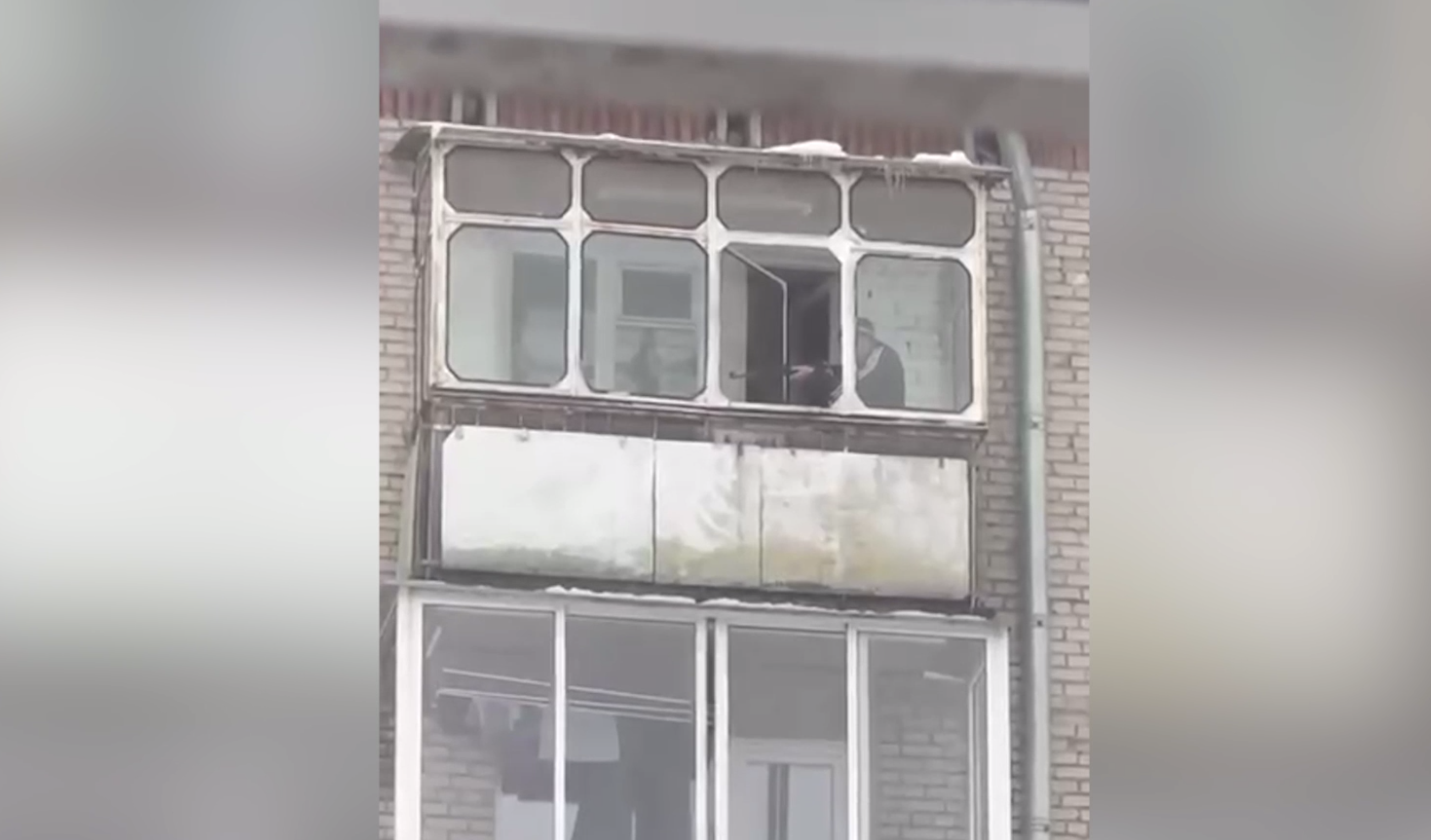 «Снайпер» с винтовкой открыл огонь с балкона на глазах у лицеистов под Новосибирском