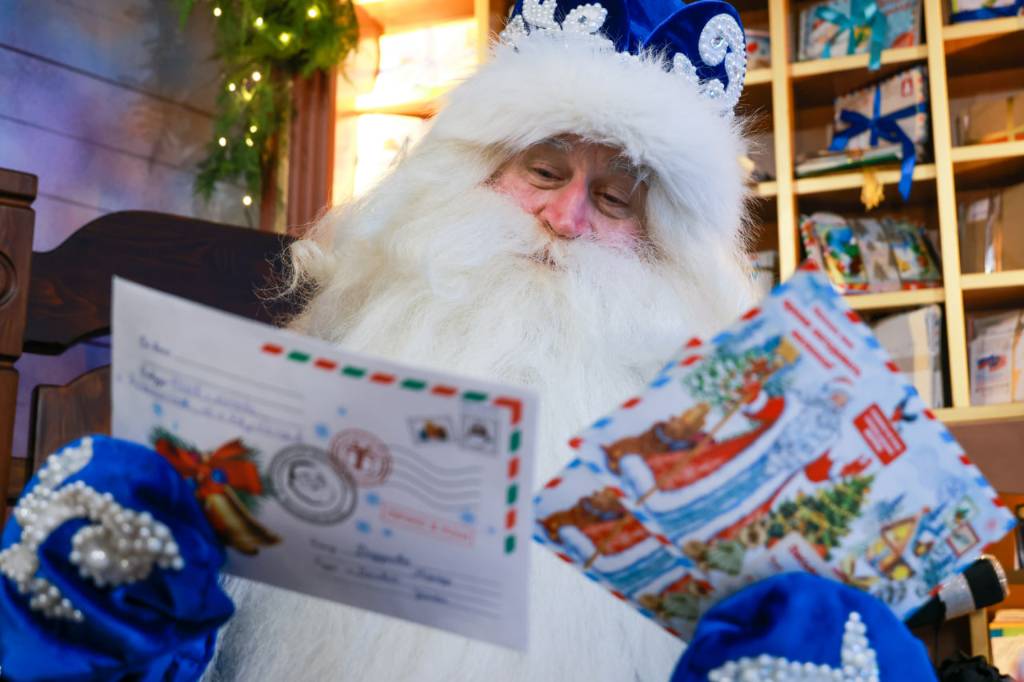 День рождения Деда Мороза 2025: где его поздравить и секрет письма для гарантированного ответа